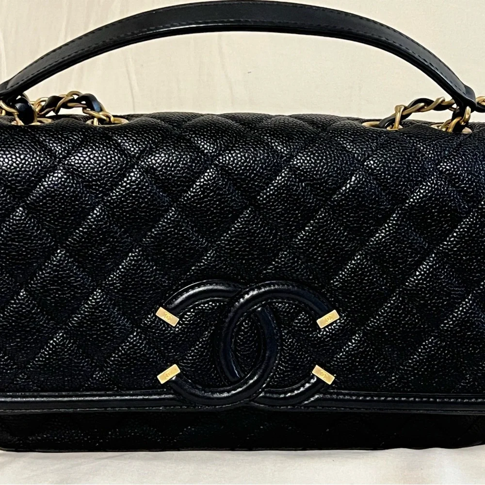 *SOLD* CHANEL Caviar Quilted Medium CC
Filigree Flap Black - Picture 11 of 16